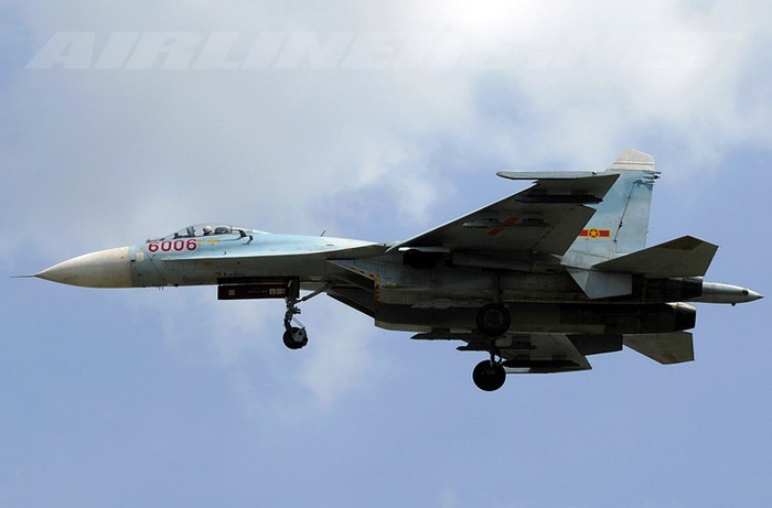 Giữa những năm 1990, trước yêu cầu chiến đấu mới, Việt Nam nhập khẩu một vài tiêm kích đa năng Su-27SK của hãng Sukhoi (Nga). Su-27SK có khả năng mang tới 8 tấn vũ khí gồm tên lửa đối không và bom không điều khiển.